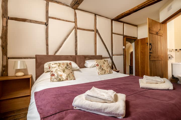 La camera da letto Terracotta (primo piano) con bagno privato con doccia.
- Può essere allestito con un letto super king size o con due letti singoli.