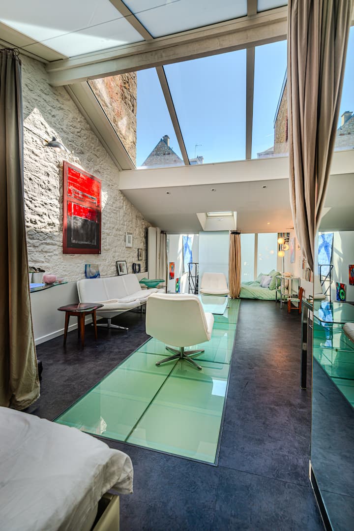 في الطابق العلوي