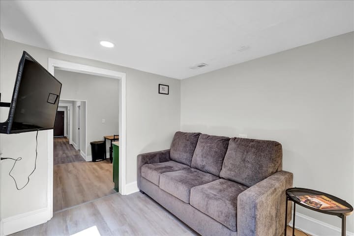 Joint On Jane- 2 Bdrm House W/ Off Street Parking - Louisville, KY