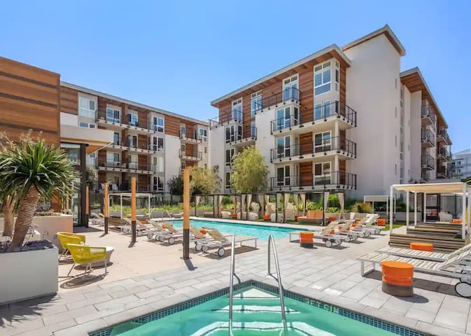 Lovely Waterfront 2BDRM + Luxury Amenities