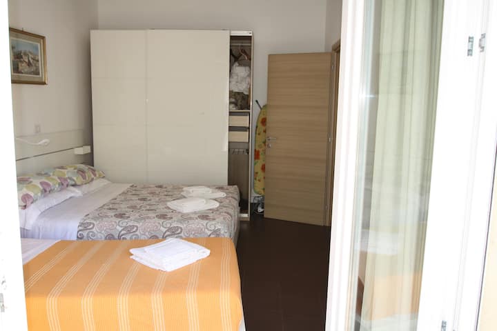 2间带衣柜的卧室