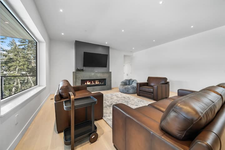 7br Spacious Home| Private Hot Tub/2 Living Spaces - Kanada