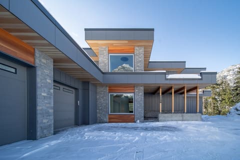 7BR Spacious Home| Private Hot Tub/2 Living Spaces