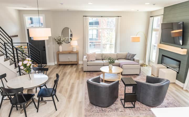 Grand Park Townhome, Westfield, Sleeps 8-10. - Carmel, IN
