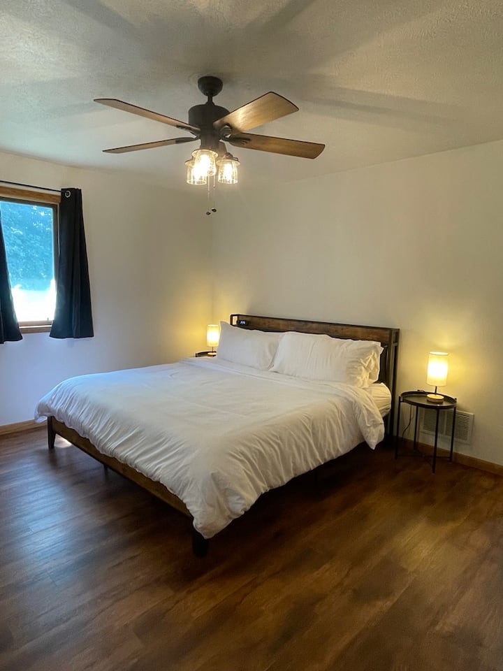 在主卧室，您可以在记忆泡沫加大双人床上睡个好觉。 这间客房还设有步入式衣帽间和套内卫生间。 