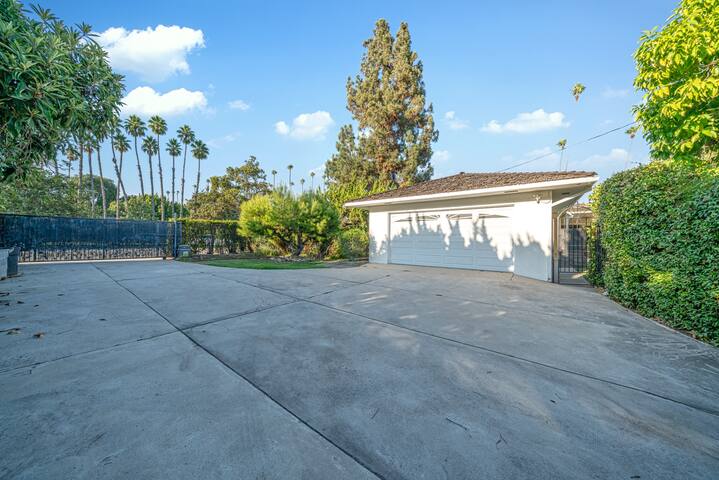 Relax & Unwind with Private Pool gallery image 4