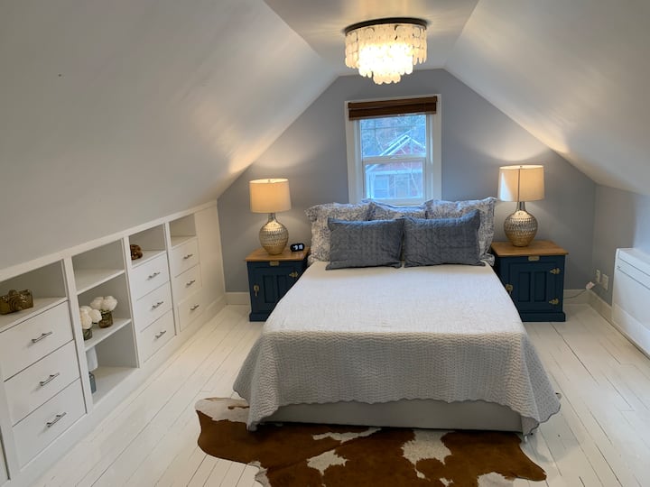 Primarna spavaća soba. Drugi kat.  Bračni krevet (širine 150-179 cm)