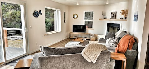 Top Airbnb: NEW Private Home In Town With Big Yard & Bay View! in Homer