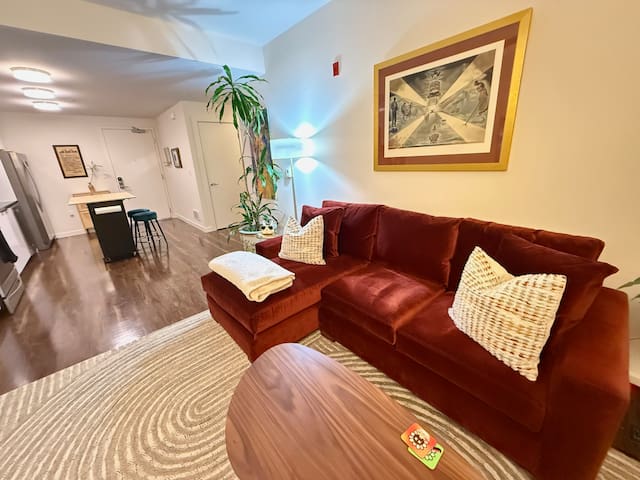 Colorful 2 Bed/2 Bath Apartment near Chase Center