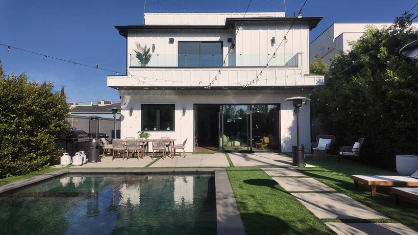 Modern Villa with Pool and Spa gallery image 2