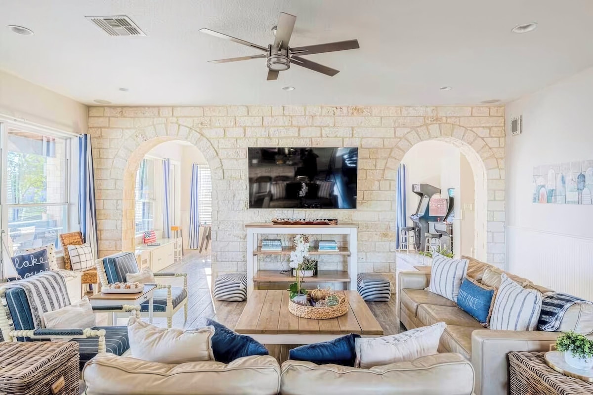 Top Airbnb: Big Blue on Lake LBJ *pool/spa/pier by Boat Town in Kingsland