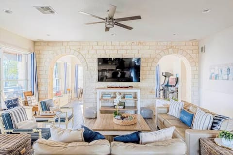 Top Airbnb: Big Blue on Lake LBJ *pool/spa/pier by Boat Town in Kingsland