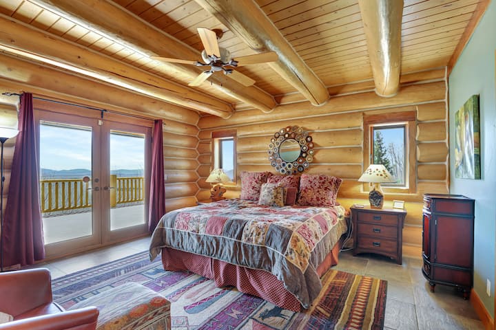 Hlavná spálňa na hlavnom poschodí s televízorom a prístupom na ovinutú terasu