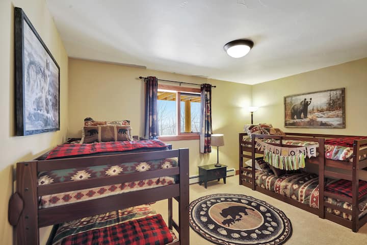 Izba s poschodovou posteľou na prízemí, ideálna pre malých ľudí.