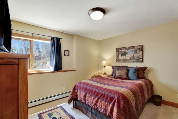 Spálňa s manželskou posteľou na prízemí