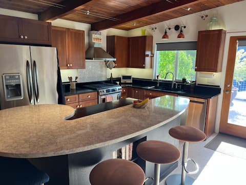 Chef's Kitchen w/View! UO Track & Field Half Mile