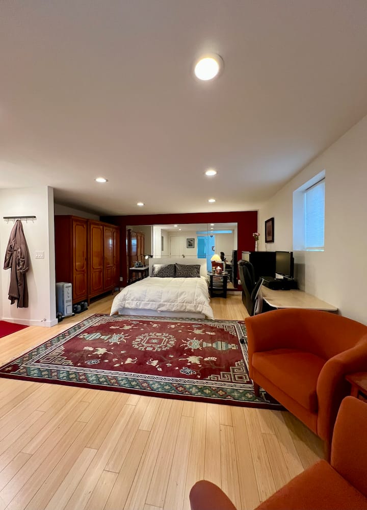 Uživajte u prostranom, privatnom prostoru za opuštanje, rad i raspakiravanje u velikoj komodi, zajedno s obiljem vješalica u ormaru. Soba ima pripadajuću kupaonicu. 