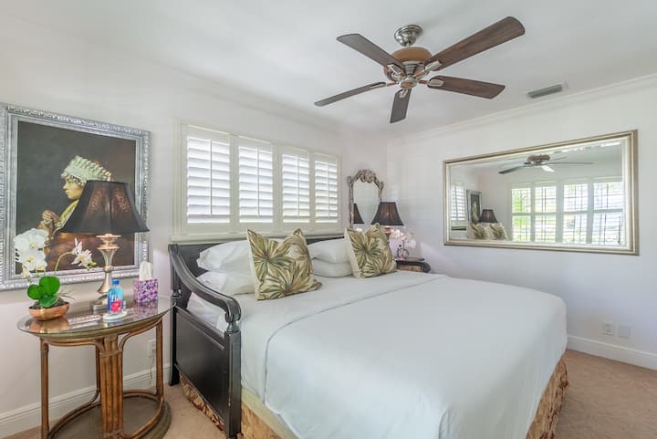 U drugoj spavaćoj sobi nalazi se udoban i elegantan veliki bračni krevet za dodatne goste.