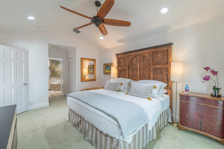 Odmorite se u apartmanu s visokim stropom, mekim tepisima i upečatljivim uzglavljem koje jamči miran san. Dva prostrana ormara i privatna kupaonica upotpunjuju luksuzni doživljaj.