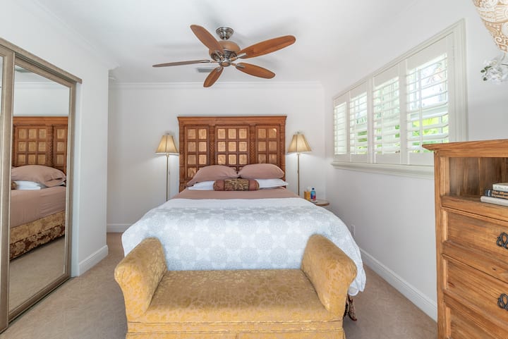 Probudite se uz sunce u apartmanu s francuskim vratima koja vode do terase s bazenom i osjećajte se kao da ste u pravom odmaralištu.