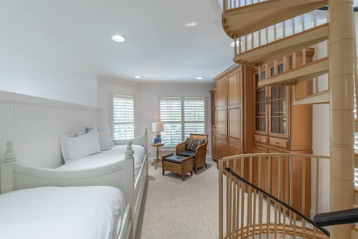 Spavaća soba u potkrovlju ima dva odvojena kreveta i privatnu kupaonicu, što je čini idealnom za djecu, tinejdžere ili prijatelje koji putuju zajedno.