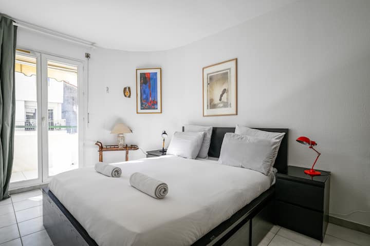 Quarto espaçoso e luminoso com cama de casal confortável!