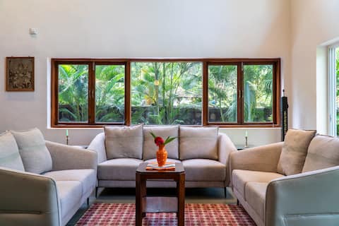 Glass House 4BHK Villa w Pool - walk to Awas beach