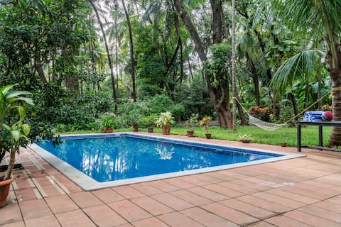 3 BHK Glass House w Private Pool - 5 mins to Beach