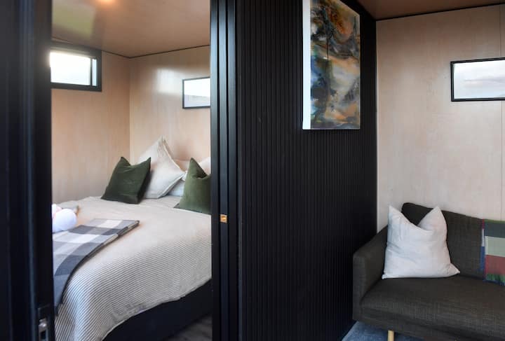 Klizači šupljine omogućuju korištenje svakog centimetra prostora u ovom smještaju, može biti malen, ali zasigurno ne djeluje maleno.