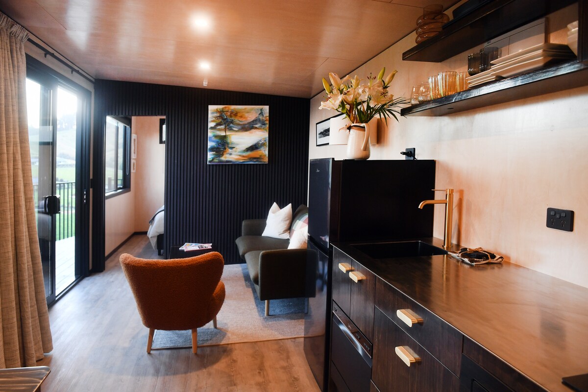 Top performing Airbnb: Harbour Hideaway - Tranquil, Private, Hot Tub Incl in Dunedin City