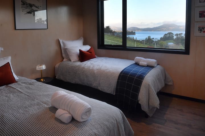 Vi birate - dva kreveta za jednu osobu ili super veliki bračni krevet.  Navedite što želite i sve će biti spremno za vas.