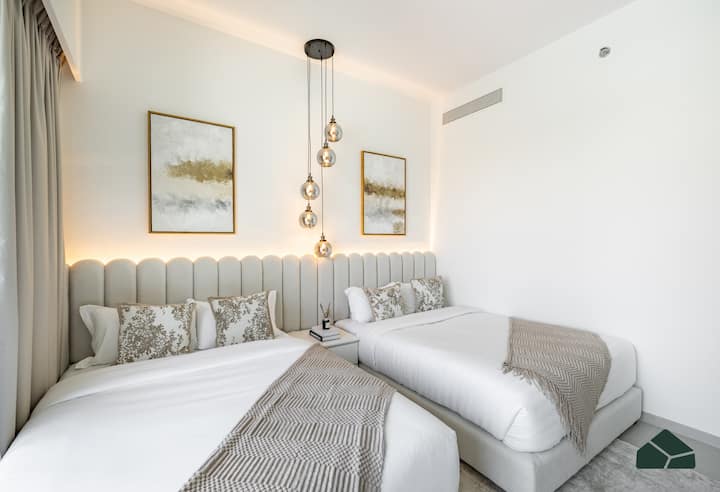 Habitación luminosa y espaciosa con dos cómodas camas individuales, perfecta para una estancia tranquila