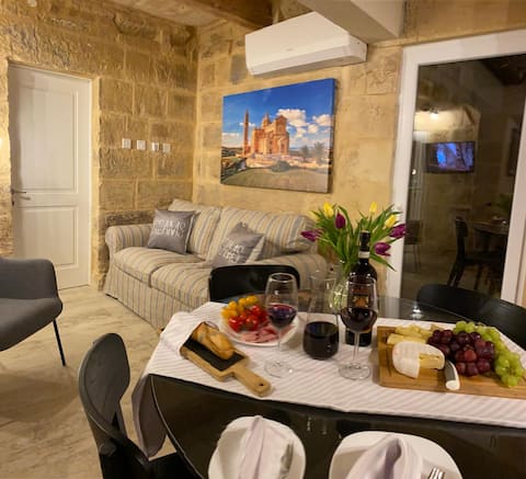 Ancient House 3 min away from Airport TAL-PINU