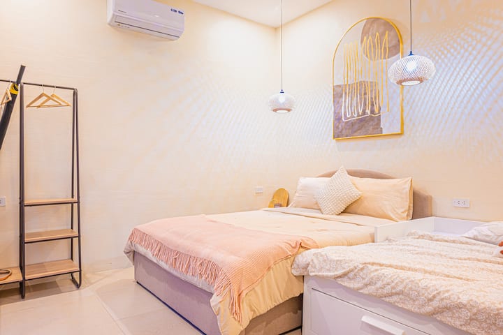 Соба Синаг: 
️ Брачен кревет (широк 150-179 см) за 2 гости 
 ️ Дневен кревет за 2–3 гости 
 Работно биро 
  Отворете го плакарот
 ❄️ Клима уред 
Совршено за опуштање или работа за време на престојот.