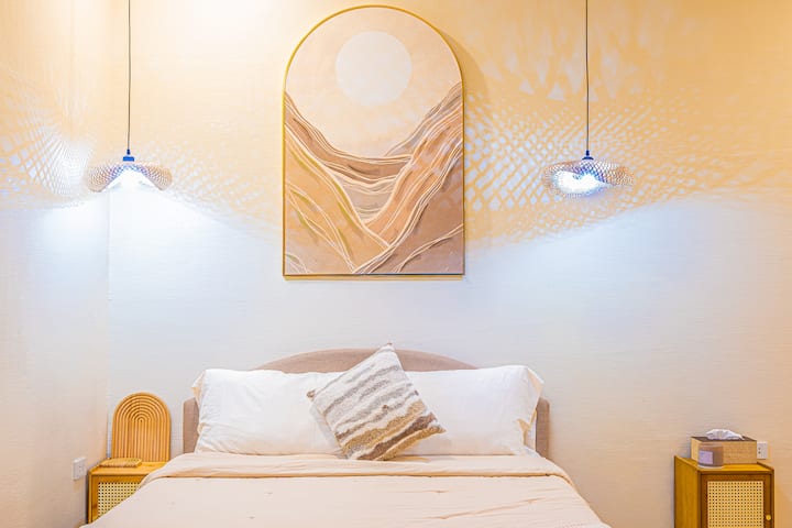 Соба во Тала: 
️ Брачен кревет (широк 150-179 см) за 2 гости 
 Кауч со ️кабриолет за 2 гости 
 Работно биро 
  Отворете го плакарот
 ❄️ Клима уред 
Совршено за опуштање или работа за време на престојот.