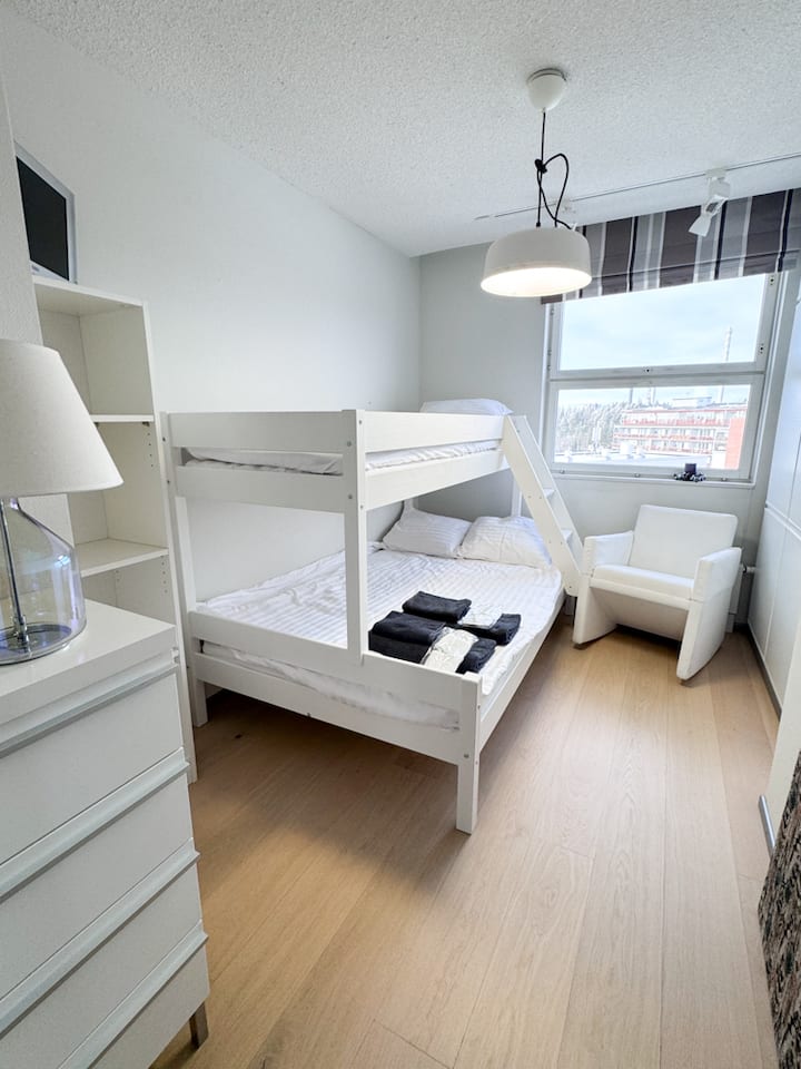 La cama inferior de la litera tiene 120 cm de ancho y la cama superior tiene 80 cm de ancho. La habitación tiene armarios y mucho espacio en los estantes.