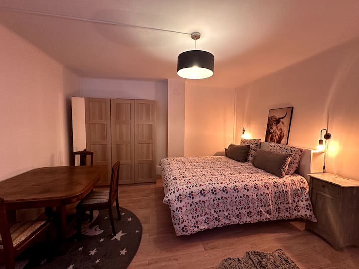 Udobna soba za dvije osobe s bračnim krevetom, dvostrukim jastukom i mekanim poplunom. Opremljen je ormarom za odlaganje, kao i stolom sa stolicama za dodatnu praktičnost. Udobna i funkcionalna atmosfera.