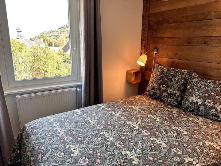 Udobna soba za dvije osobe s udobnim krevetom, dvostrukim jastukom i mekanim poplunom. Opremljen je televizorom, stalkom za odjeću i dvije komode za optimalno odlaganje. Topla i funkcionalna atmosfera za ugodan boravak.