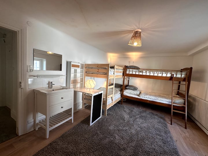 Spavaonica za 4 osobe, opremljena krevetima na kat s dvostrukim jastukom, mekanim poplunom i pojedinačnim noćnim svjetlom. Ormar s ormarom i ormarićem za umivaonik za dodatnu udobnost. Funkcionalna atmosfera.
