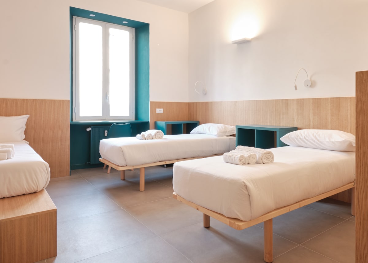 2 מיטות יחיד לפי בקשה יכולות להפוך לכפולות עם חלק עליון.