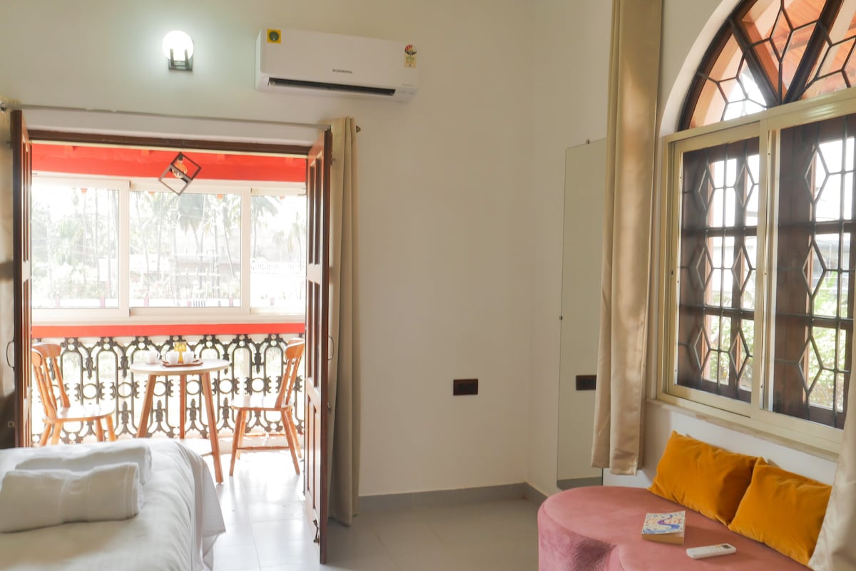 Dormitorio principal con balcón adjunto y baño adjunto