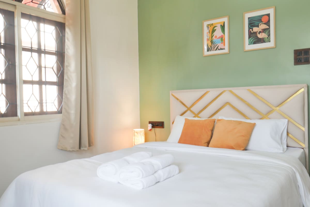 ¡Cómoda y acogedora cama tamaño queen y colchón de 8" en todas las habitaciones para un sueño relajante perfecto!