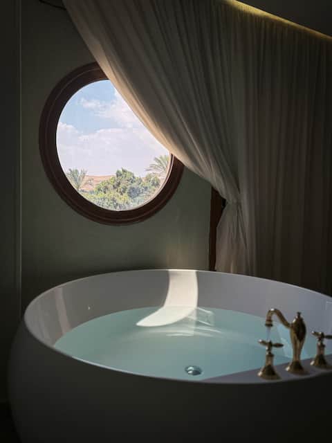 Spacious Suite with Bathtub & Iconic Pyramids view