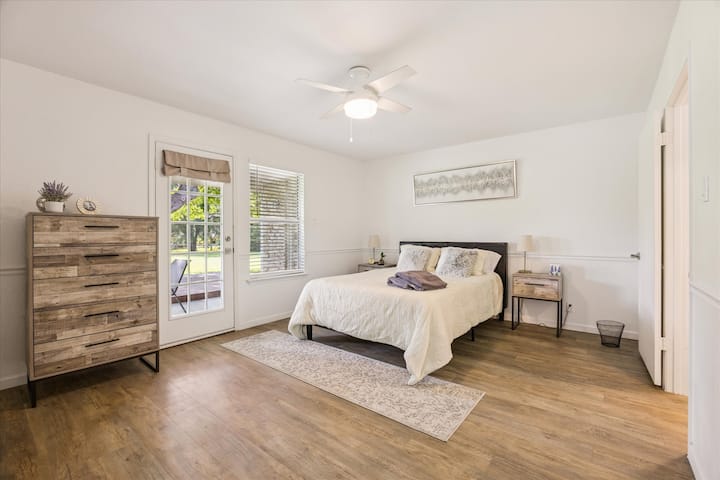 El dormitorio principal conduce a un balcón trasero. Baño privado. Sábana ajustable con sábanas superiores y edredón. 4 almohadas. Jabón probado con champú y acondicionador. Persianas y persiana opaca para puerta. Mesitas de noche y lámparas