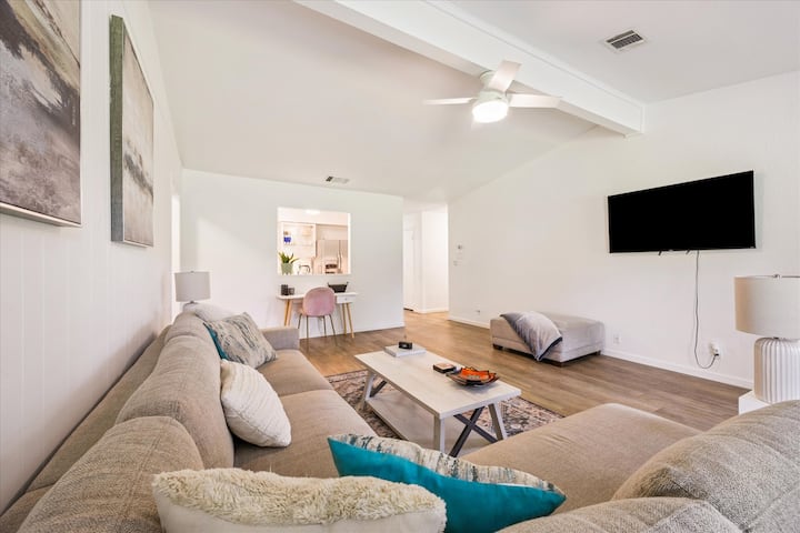 Amplia sala de estar con Internet de alta velocidad y un espacio de trabajo ideal para reuniones virtuales y de zoom