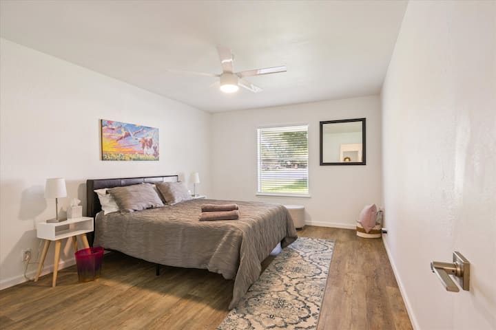 Dormitorio secundario que comparte un baño con el dormitorio 3. Totalmente separado del dormitorio principal. Internet de alta velocidad.