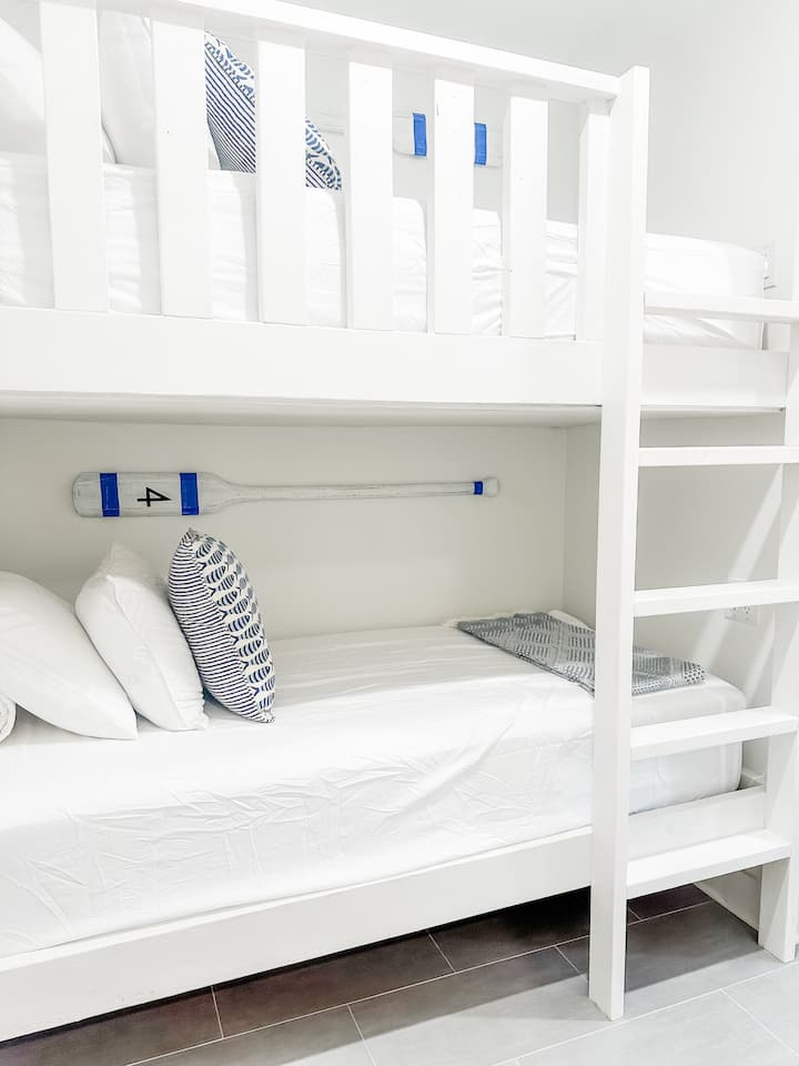 El área de literas personalizada ubicada en el piso principal es perfecta para niños o huéspedes adicionales, con lujosos colchones Twin XL para una cómoda noche de sueño. Es un espacio acogedor y divertido que combina estilo y comodidad para que todos disfruten. ️