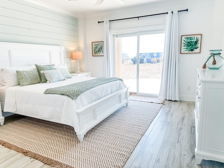 El tercer dormitorio ofrece una lujosa cama tamaño king, entrada privada, vestidor y televisor inteligente de alta definición de 65pulgadas. Situado en la planta baja, es un refugio acogedor y privado, perfecto para la máxima relajación y comodidad.