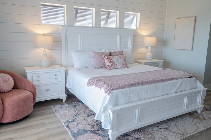 ¡Escápate al lujo en la suite principal! Cuenta con una lujosa cama tamaño king, ducha de hidromasaje privada en suite, armarios suyo y un televisor inteligente de alta definición de 65 pulgadas. Relájate en acogedoras sillas o sube a la terraza privada para disfrutar de impresionantes vistas al mar. 