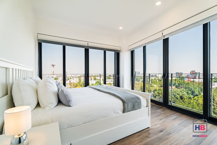 Plaza Miyana a unos pasos, Hospital Español, Carso